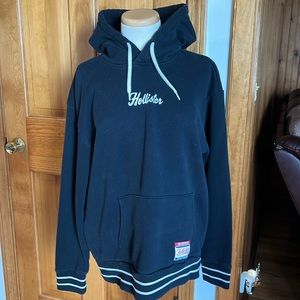 HOLLISTER BLACK HOODED SWEATSHIRT - LARGE